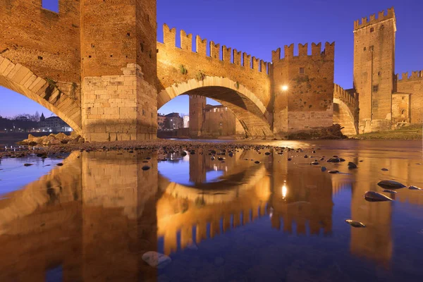 Talya Nın Verona Kentindeki Adige Nehri Üzerindeki Castelvecchio Köprüsü Alacakaranlık — Stok fotoğraf