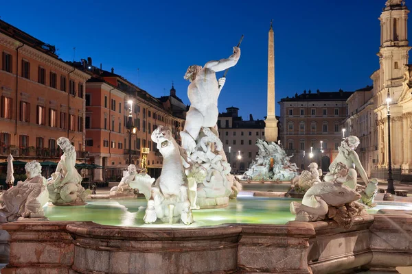 イタリア ローマのナヴォーナ広場に夕暮れ時の噴水 — ストック写真