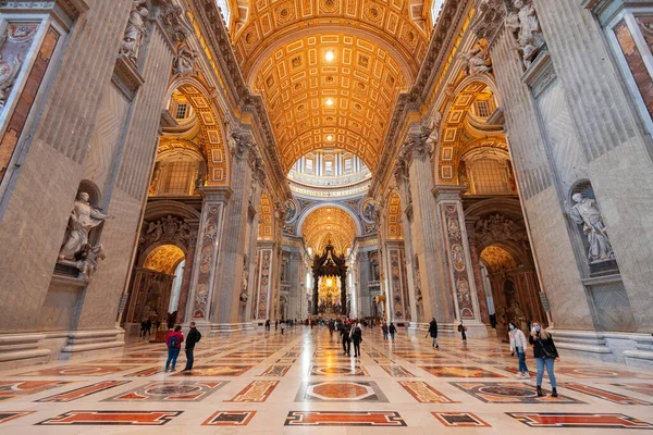 Cidade Vaticano Dezembro 2021 Turistas Dentro Catedral São Pedro Cidade — Fotografia de Stock