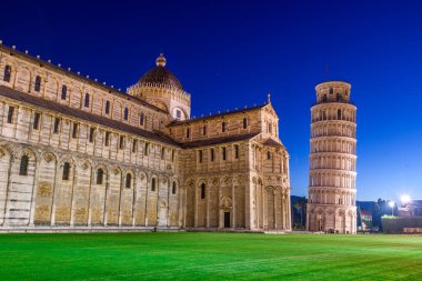 Alacakaranlıkta Mucizeler Meydanı 'nda İtalya' da Eğik Pisa Kulesi.