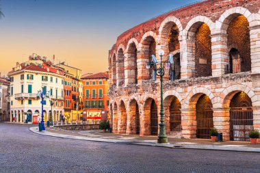 Verona, İtalya 'da Verona Arena, antik bir Roma vampir tiyatrosu.. 