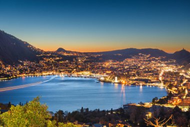 Como, İtalya şehir manzarası şafak vakti yukarıdan.