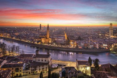 Verona, İtalya Alacakaranlıkta Adige Nehri üzerinde Skyline.