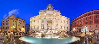 Roma, İtalya Trevi Çeşmesinde mavi saatte.