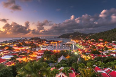 Gustavia, Saint Barthelemy gökdelenleri ve Karayipler 'in batısında bir liman..