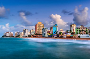 San Juan, Porto Riko tatil beldesi Condado Sahili 'nde alacakaranlıkta gökyüzü..