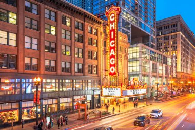 Chicago, Illinois - 10 Mayıs 2018: Landmark Chicago tiyatro durumuna Street alacakaranlıkta. 1921 den tarihi tiyatro tarihleri. 