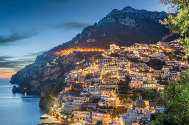 Positano, İtalya Alacakaranlıkta Amalfi kıyısında.