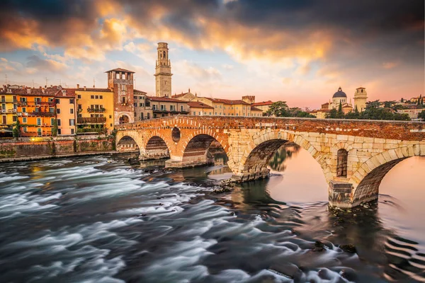 Verona Olaszország Town Skyline Adige River Ponte Pietra Hajnalban — Stock Fotó