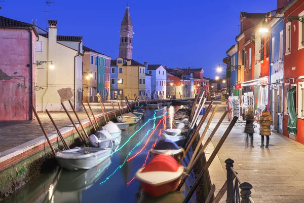 バーノ ヴェネツィア 夕暮れ時の運河沿いのイタリアのカラフルな建物 — ストック写真