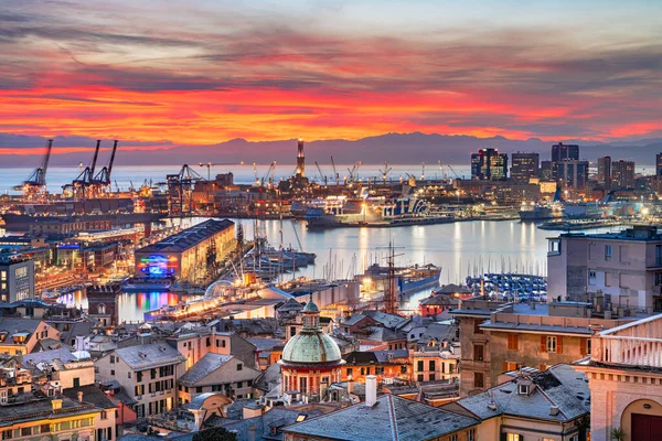 Genova Olaszország Belvárosának Városképe Kikötőben Alkonyatkor — Stock Fotó