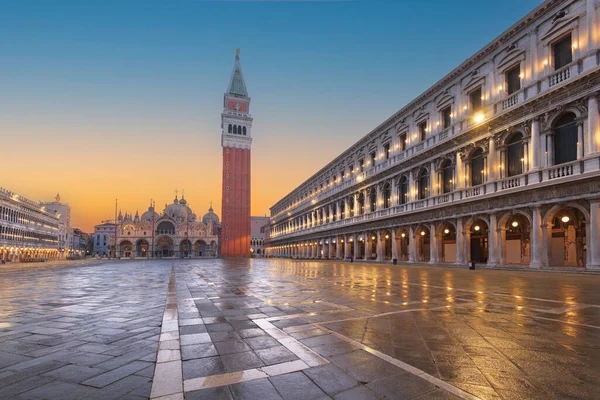 Benátky Itálie Náměstí Marka Bazilikou Zvonicí Soumraku — Stock fotografie