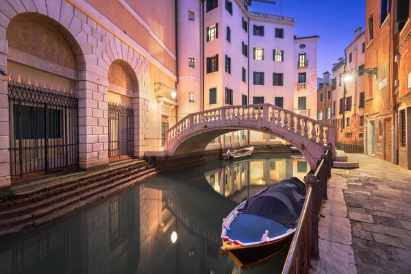 ヴェネツィア イタリア運河と夕暮れ時の橋 — ストック写真