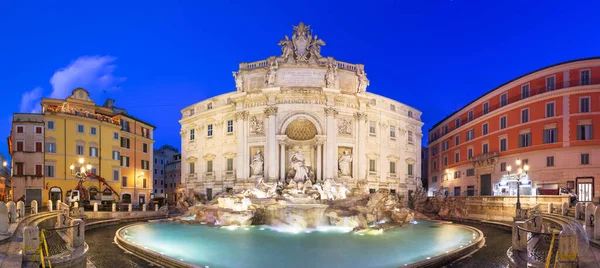 Roma, İtalya Trevi Çeşmesinde mavi saatte.