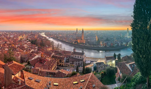 Verona Talya Alacakaranlıkta Adige Nehri Üzerinde Skyline — Stok fotoğraf