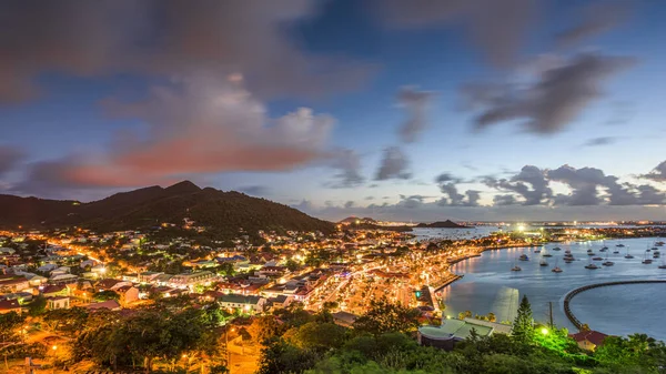 マリゴット 夕暮れ時にカリブ海のセントマーティンの町のスカイライン — ストック写真