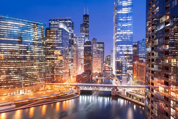 Chicago Illinois Usa Stadtbild Über Dem Fluss Der Dämmerung — Stockfoto