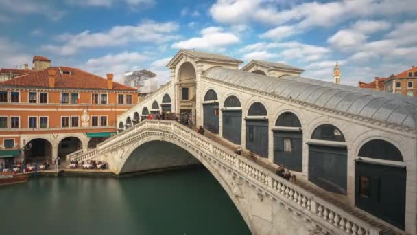 Venedik Talya Büyük Kanal Üzerindeki Rialto Köprüsü Nde — Stok video