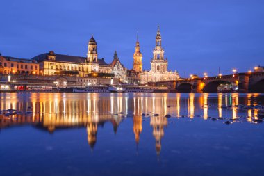 Dresden, Almanya Elbe Nehri 'nde, alacakaranlıkta..