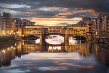 Floransa, İtalya Ponte Vecchio Köprüsü 'nde Alacakaranlıkta Arno Nehri' ni geçerken.