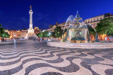 Lizbon, Gece Rossio Meydanı'nda Portekiz şehir manzarası.