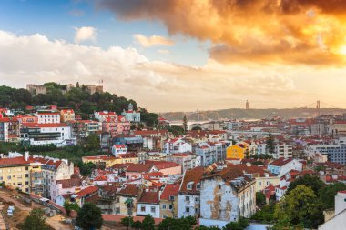 Lizbon, Portekiz şehir merkezi alacakaranlıkta nehre doğru ufuk çizgisi.