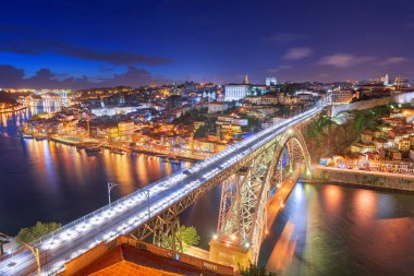 Porto, Portekiz şehir manzarası Douro Nehri ve Dom Louis Köprüsü üzerinde..