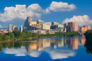 Hartford, Connecticut, ABD şehir merkezi nehirde ufuk çizgisi.