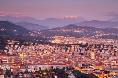 La Spezia, İtalya alacakaranlıkta limana doğru yükseliyor..