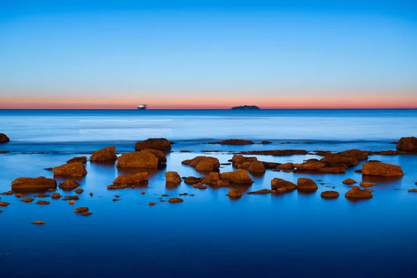 リボルノ 夕暮れ時に地中海のイタリア海岸 — ストック写真