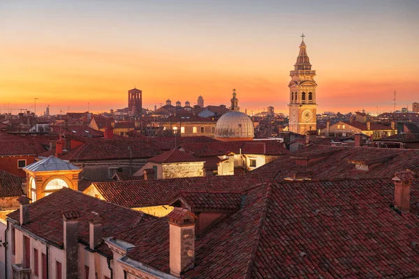 意大利威尼斯的屋顶天际线和黄昏的历史地标 — 图库照片