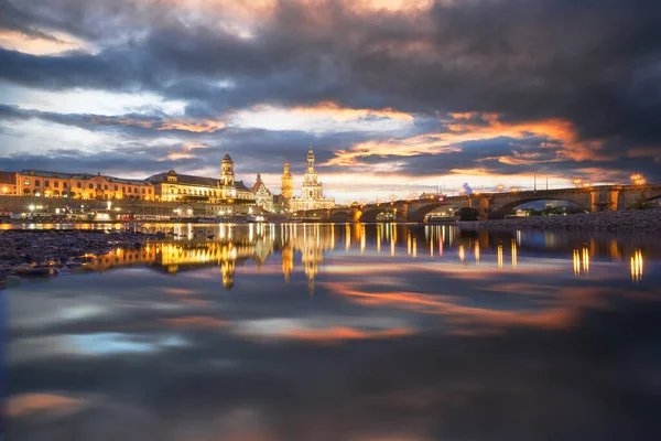 Dresden, Almanya Elbe Nehri 'nde, alacakaranlıkta..