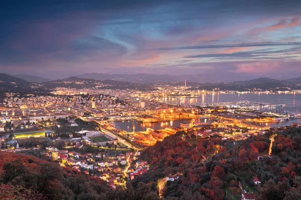 La Spezia, İtalya alacakaranlıkta limana doğru yükseliyor..