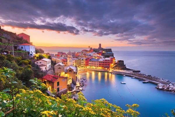 Vernazza Spezia Liguria Talya Alacakaranlıkta Cinque Terre Bölgesinde — Stok fotoğraf