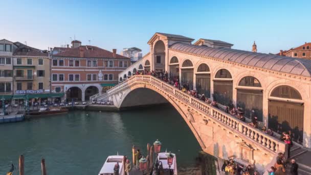 Venezia Italia Gennaio 2022 Pedoni Visitatori Attraversano Ponte Rialto Sul — Video Stock