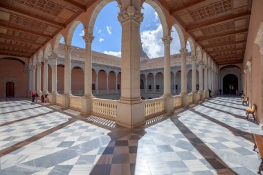 TOLEDO, İspanya - 11 Kasım 2014: İspanya 'nın Toledo şehrinin iç avlusundaki Alcazar. Bir zamanlar Roma sarayı olarak kullanılan İspanyollar, 16. yüzyılda Alcazar 'ı yeniden inşa ettiler..