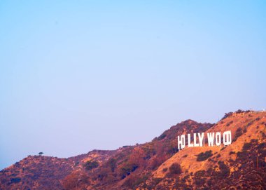 LOS ANGELES, CALIFORNIA - 11 Kasım 2013 Los Angeles, Kaliforniya 'da Hollywood tabelası. Tarihi 1923 'ten kalma..