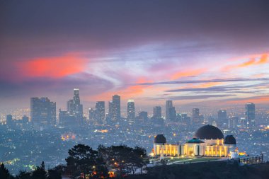 Los Angeles, California, Usa şehir merkezi alacakaranlıktaki Griffith Park 'tan ufuk çizgisi.