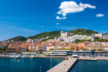 Ajaccio, Korsika, Fransa limanda kıyı şeridi yükselişi.