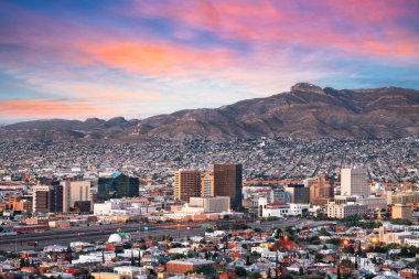 El Paso, Teksas, Abd şehir merkezi silueti juarez ile alacakaranlıkta, Meksika uzakta.