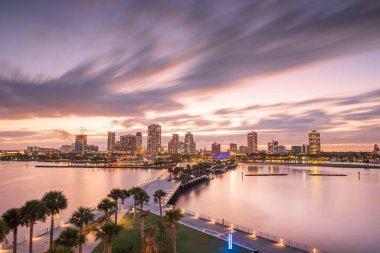 St. Pete, Florida, ABD şehir merkezi Geceleri iskeleden ufuk çizgisi.