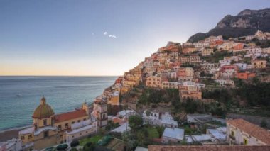 Positano, İtalya Alacakaranlıkta Amalfi kıyısında.