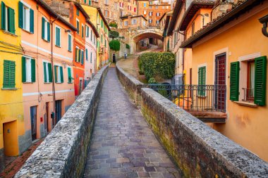 Perugia, İtalya Ortaçağ Aqueduct Sokağı 'nda sabah.