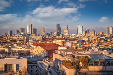Milano, İtalya 'nın başkenti, alacakaranlıkta yeni ve eski mimariyle gökyüzü.