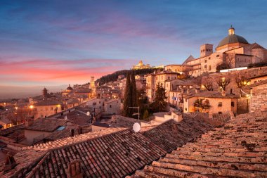 Assisi, İtalya 'nın çatısındaki tepe tepesi alacakaranlıkta ufuk çizgisi.