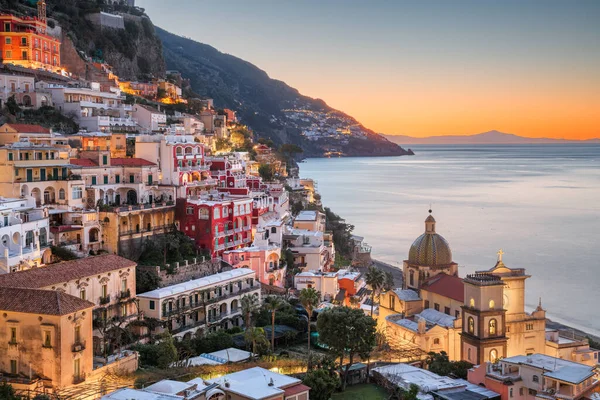 Positano Włochy Wzdłuż Wybrzeża Amalfi Zmierzchu — Zdjęcie stockowe