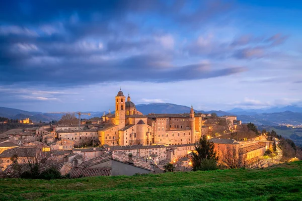 ウルビーノ 夕暮れ時にマルケ州のイタリア中世の城壁都市 — ストック写真