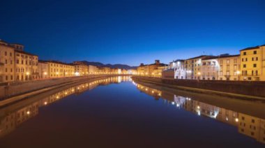 Pisa, İtalya Sabah Arno Nehri 'nde ufuk çizgisi.