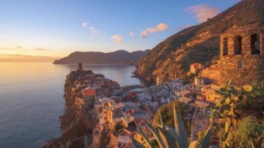 Vernazza, İtalya Cinque Terre bölgesinde Alacakaranlıktan Geceye.