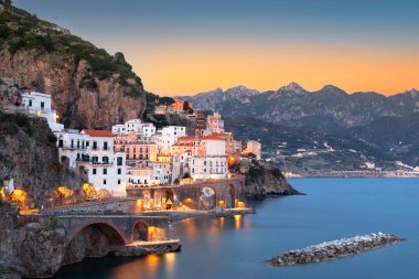 Atrani, İtalya Alacakaranlıkta Amalfi kıyısında.
